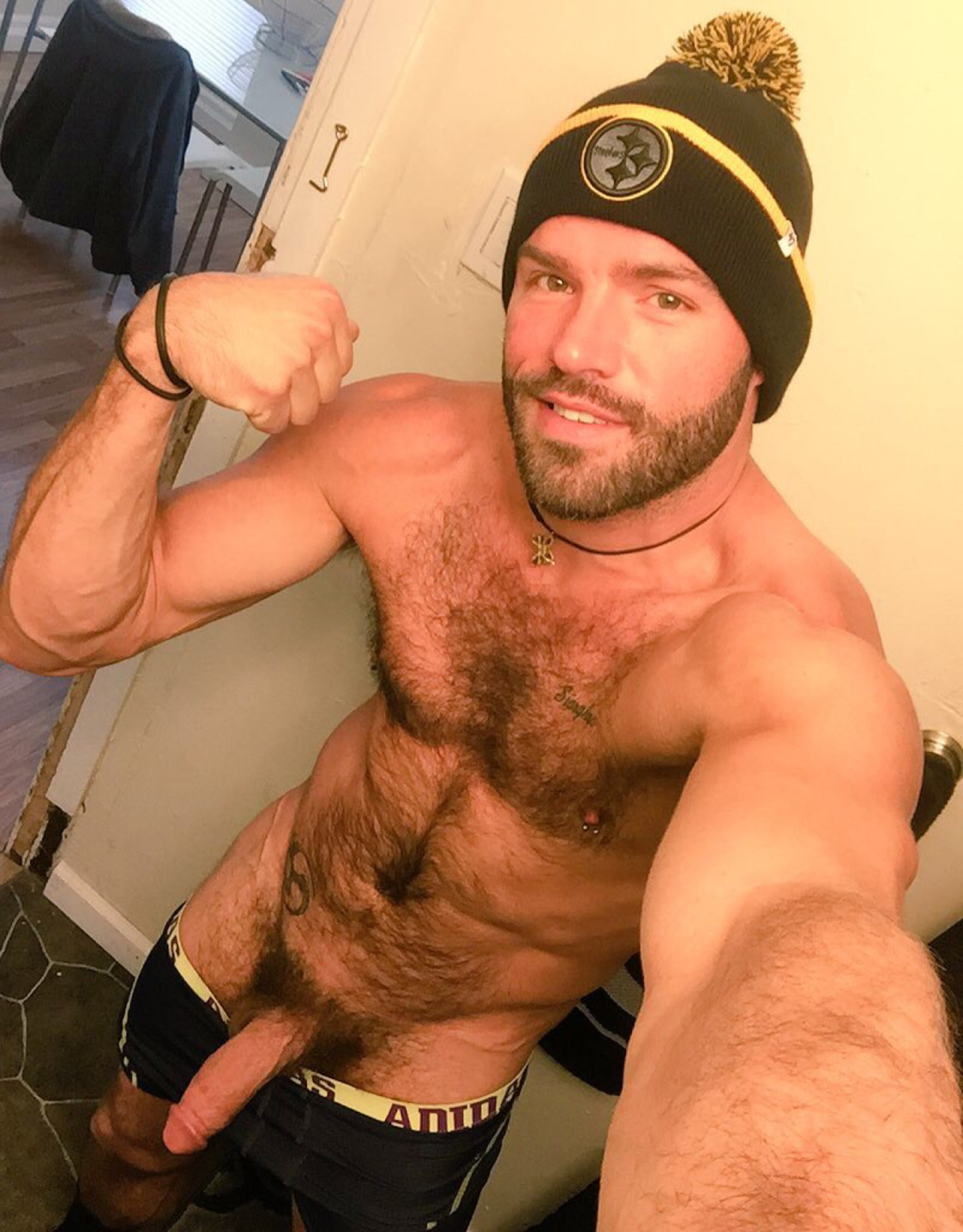 naked_guy_selfie